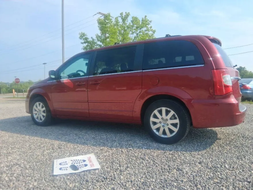 2016 Chrysler Town & Country LX photo 1