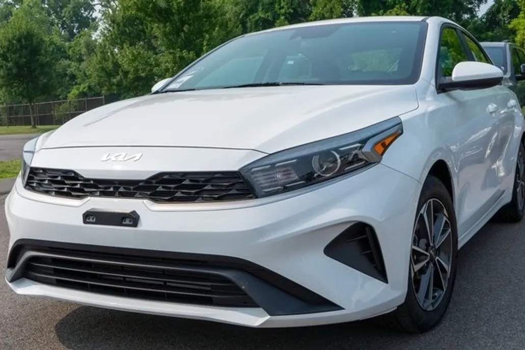 2022 Kia Forte LXS photo 1