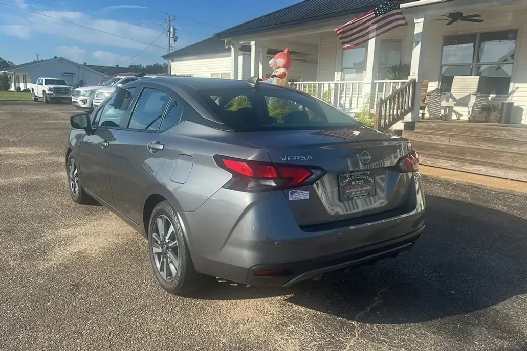 2023 Nissan Versa SV photo 1