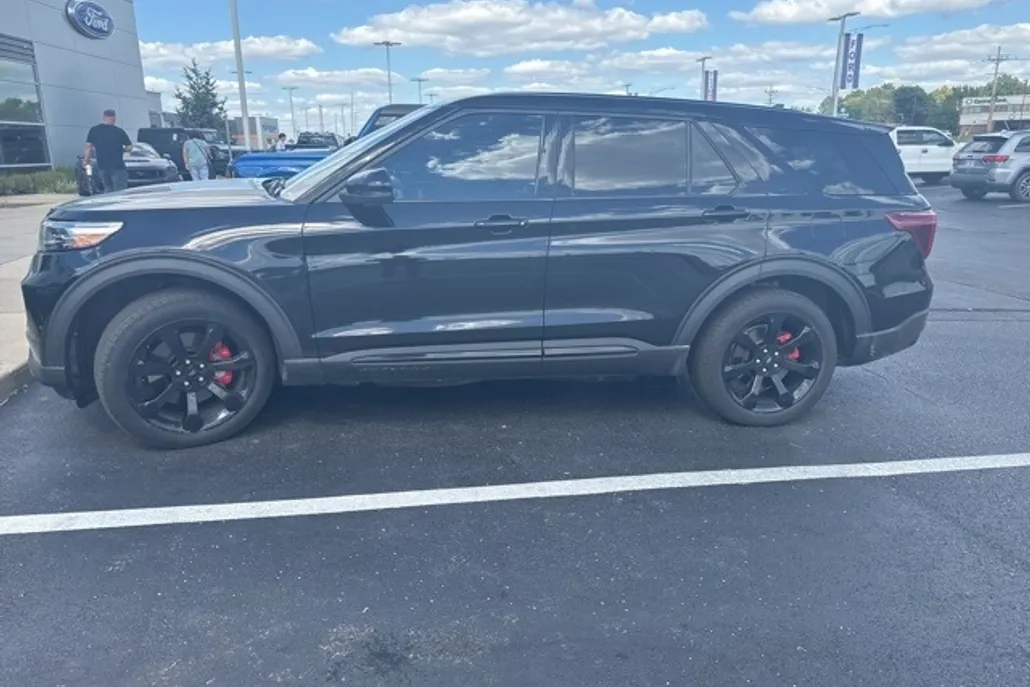 2021 Ford Explorer ST photo 1