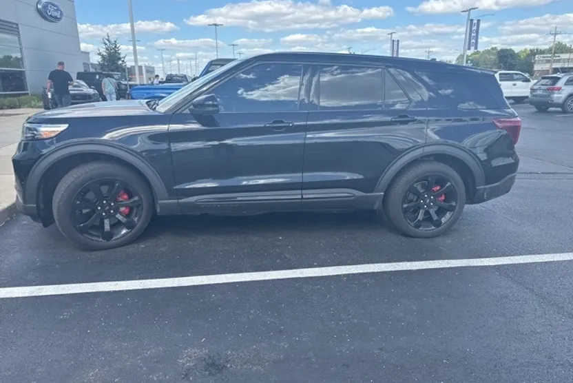 2021 Ford Explorer ST photo 1