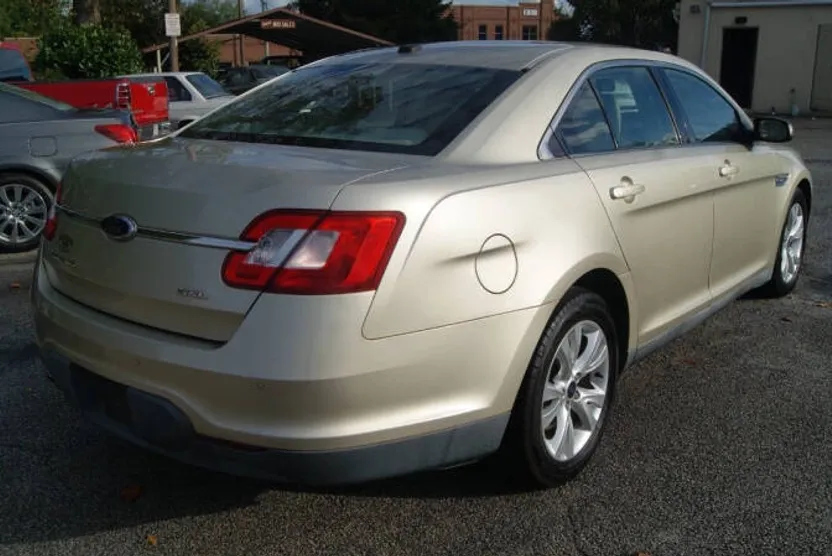 2010 Ford Taurus SEL photo 1