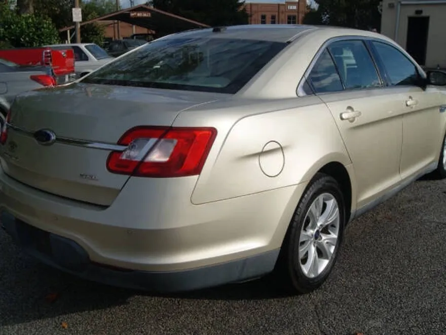 2010 Ford Taurus SEL photo 1