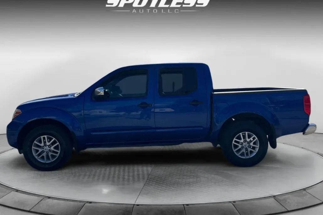 2015 Nissan Frontier SL Crew Cab photo 1