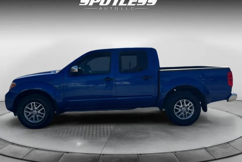 2015 Nissan Frontier SL Crew Cab photo 1