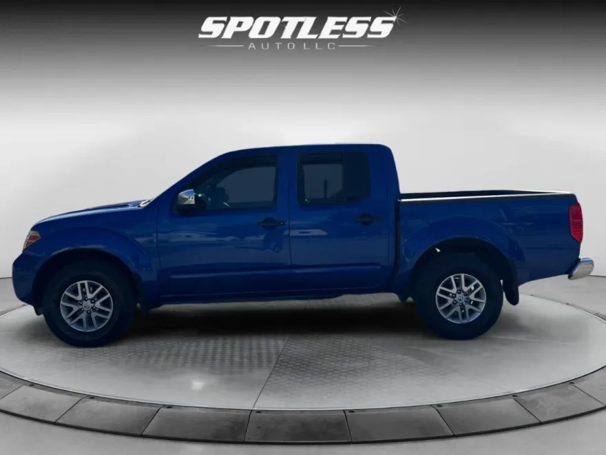 2015 Nissan Frontier SL Crew Cab photo 1