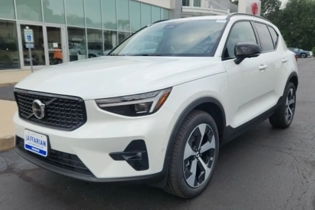 2026 Volvo XC40 Plus photo 1