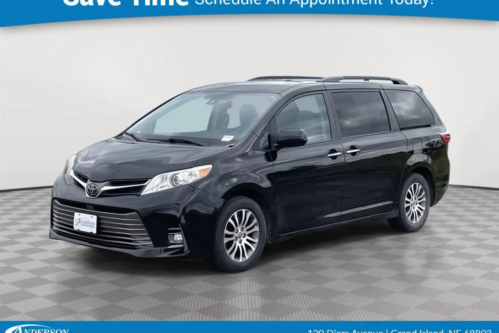2020 Toyota Sienna XLE photo 1