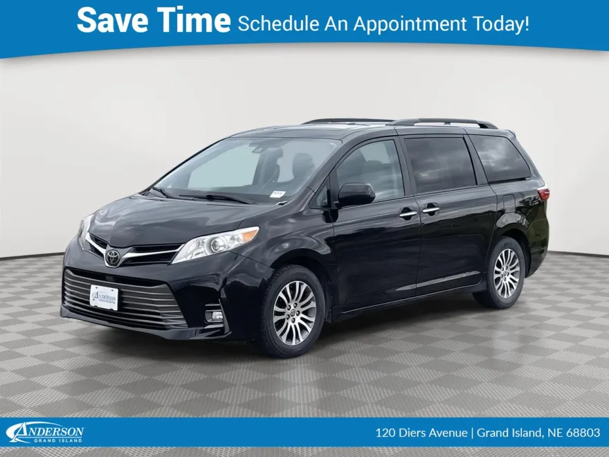 2020 Toyota Sienna XLE photo 1