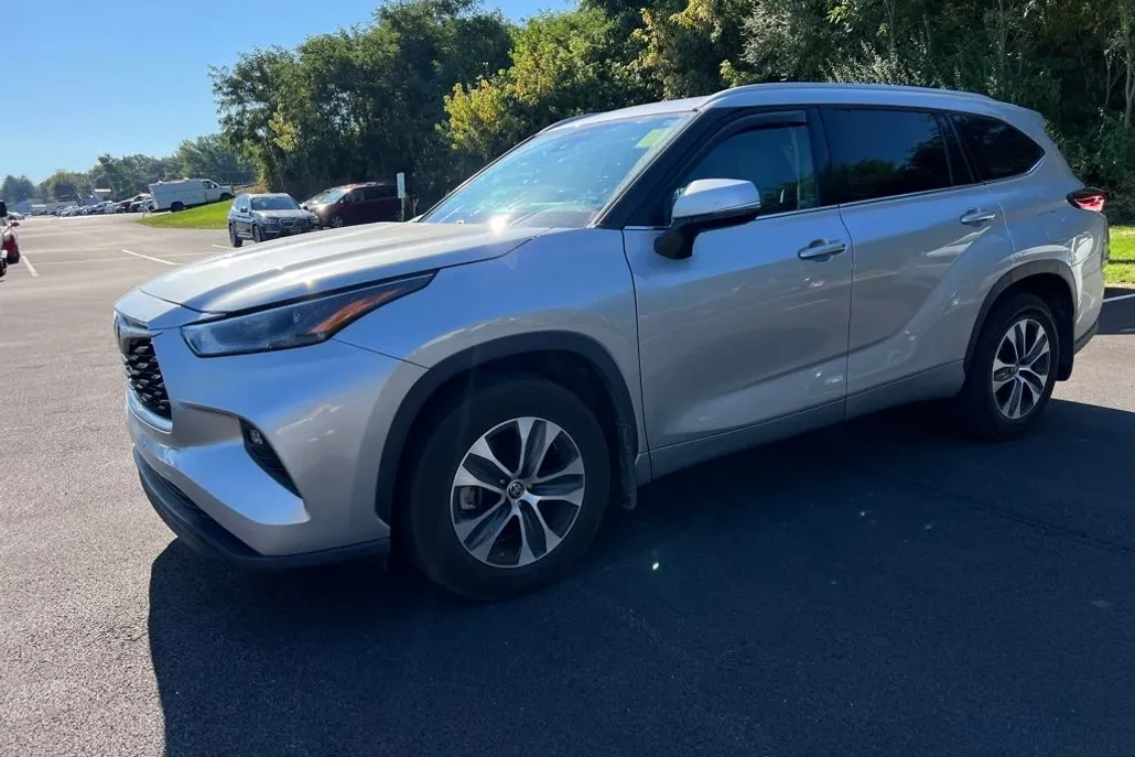 2022 Toyota Highlander XLE photo 1