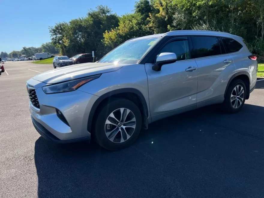2022 Toyota Highlander XLE photo 1