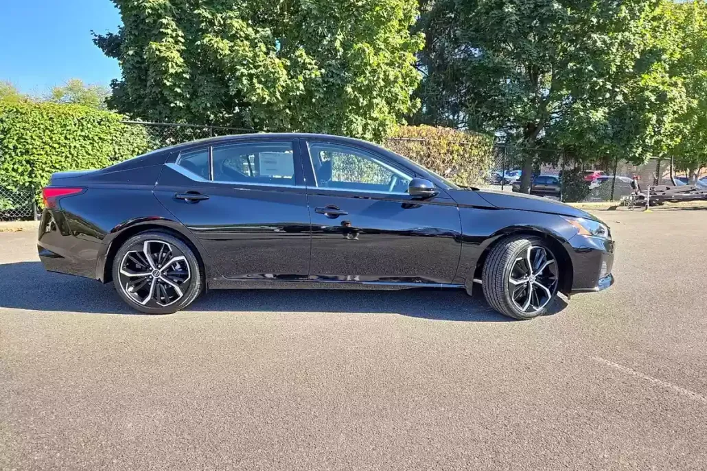 2025 Nissan Altima SR photo 1