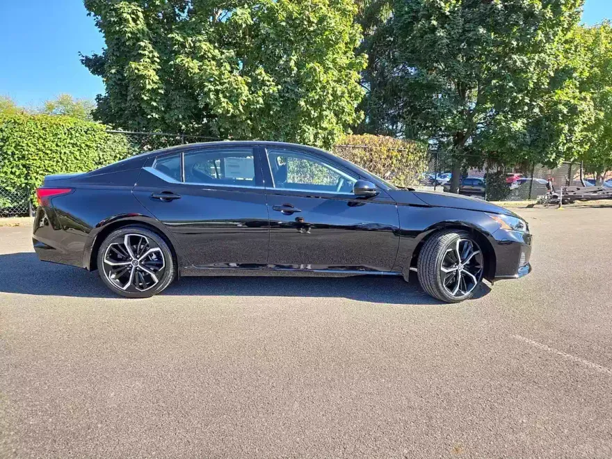 2025 Nissan Altima SR photo 1