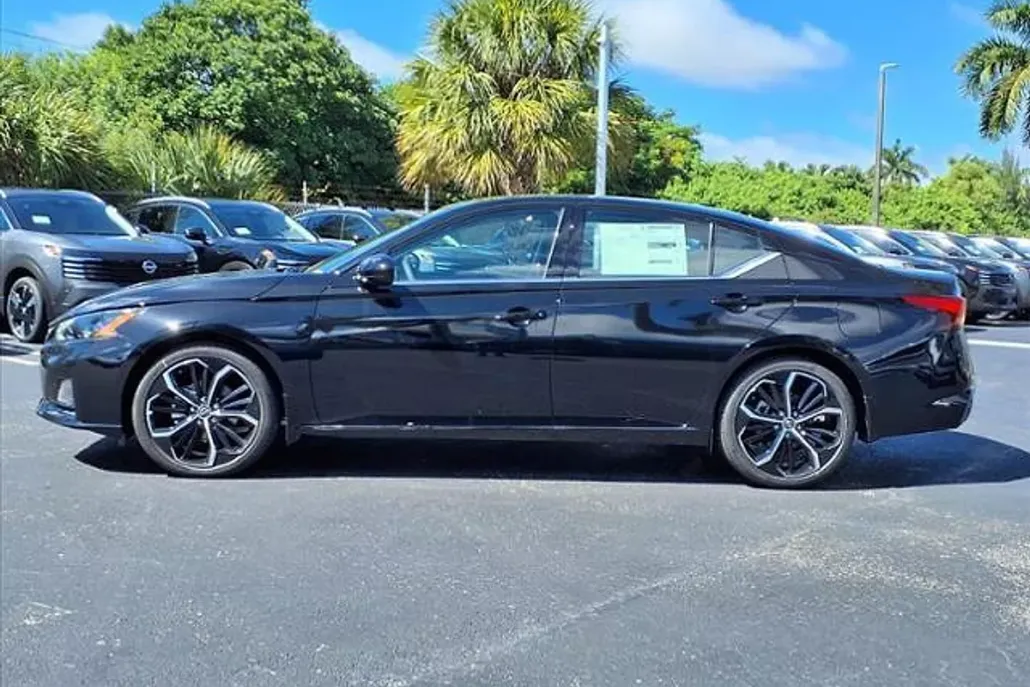 2025 Nissan Altima SR photo 1