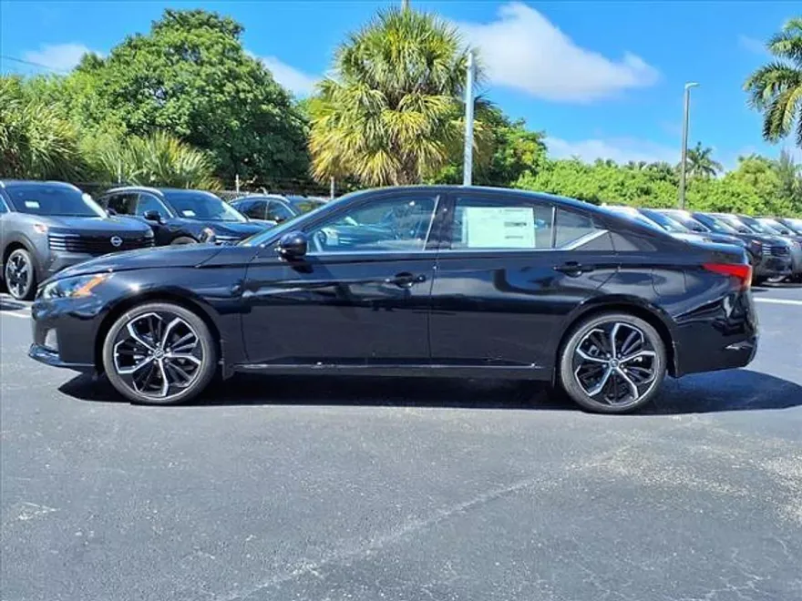 2025 Nissan Altima SR photo 1