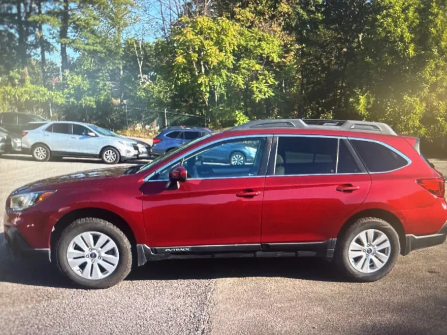 2019 Subaru Outback Premium photo 1