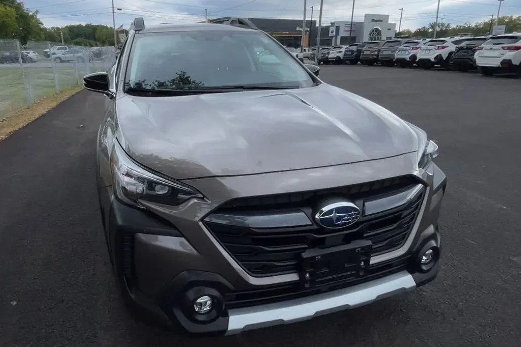 2023 Subaru Outback Limited photo 1