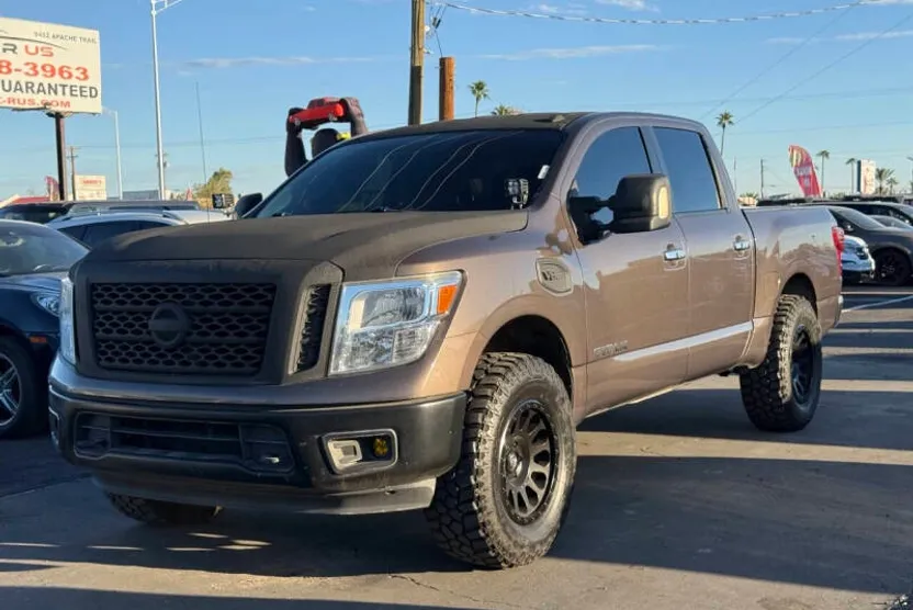 2017 Nissan Titan SV photo 1