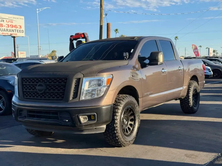 2017 Nissan Titan SV photo 1
