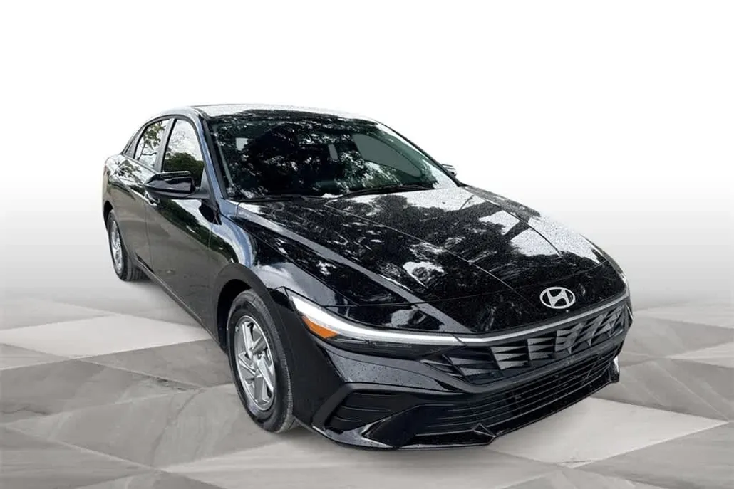 2025 Hyundai Elantra SE photo 1