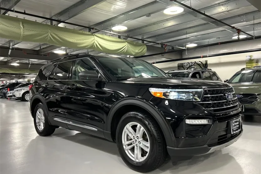 2021 Ford Explorer XLT photo 1