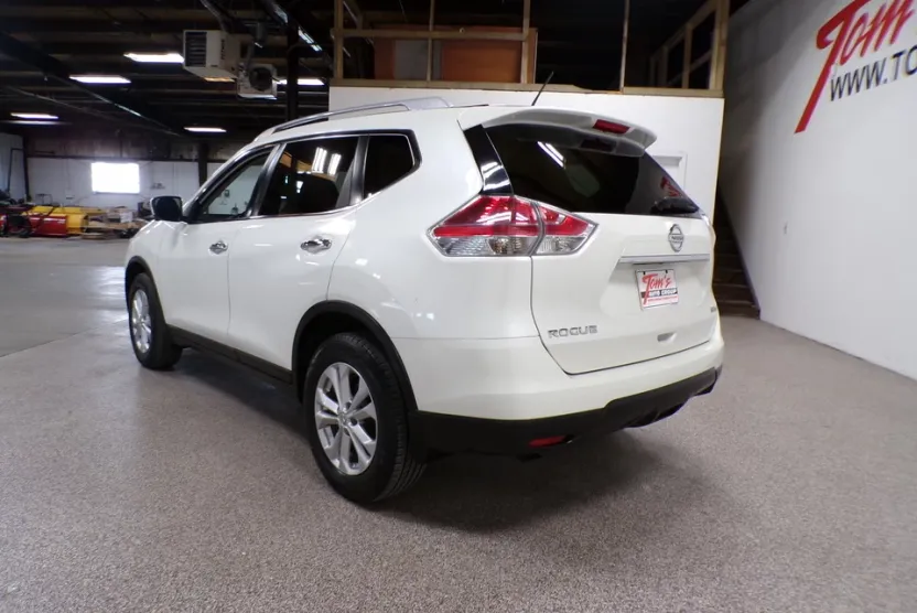 2016 Nissan Rogue SV photo 1