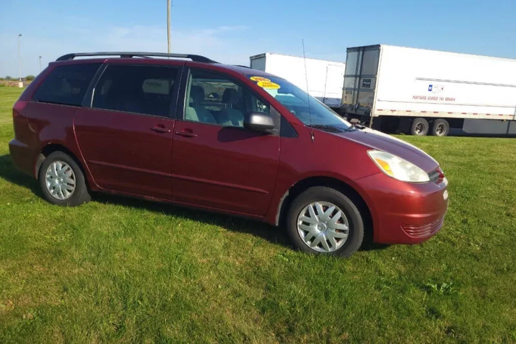 2005 Toyota Sienna LE photo 1