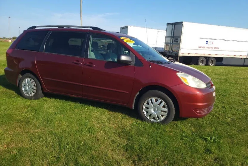 2005 Toyota Sienna LE photo 1