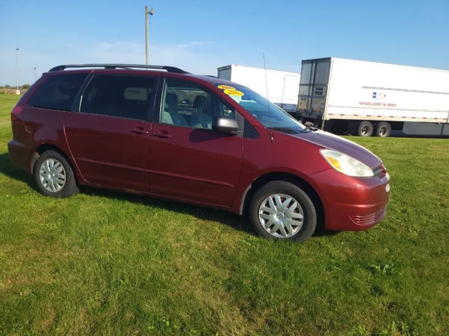 2005 Toyota Sienna LE photo 1