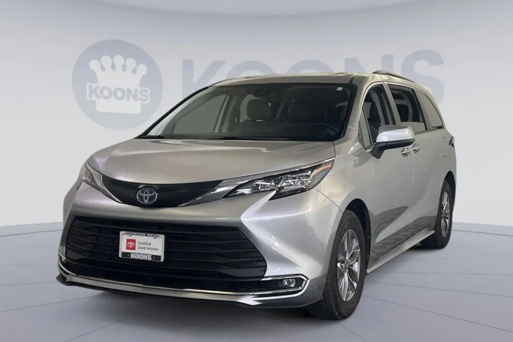2023 Toyota Sienna XLE photo 1