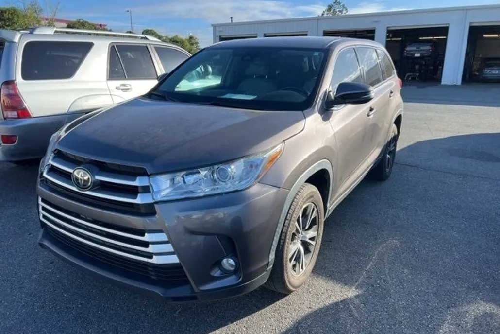 2019 Toyota Highlander LE photo 1