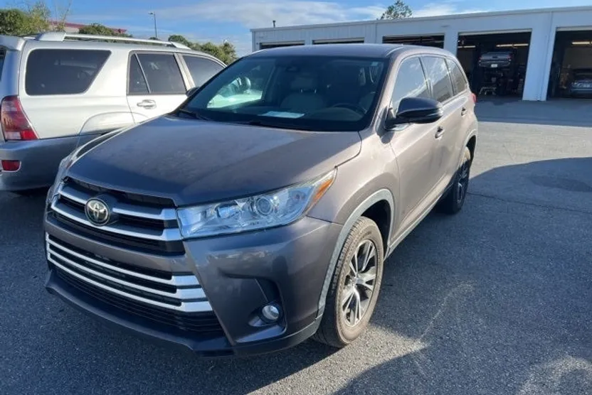 2019 Toyota Highlander LE Plus photo 1