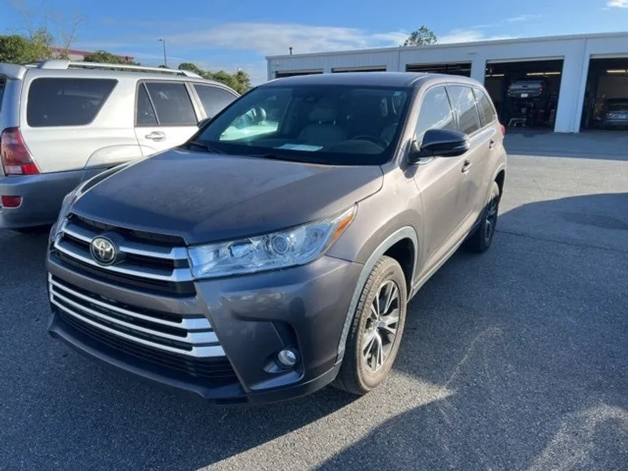 2019 Toyota Highlander LE photo 1