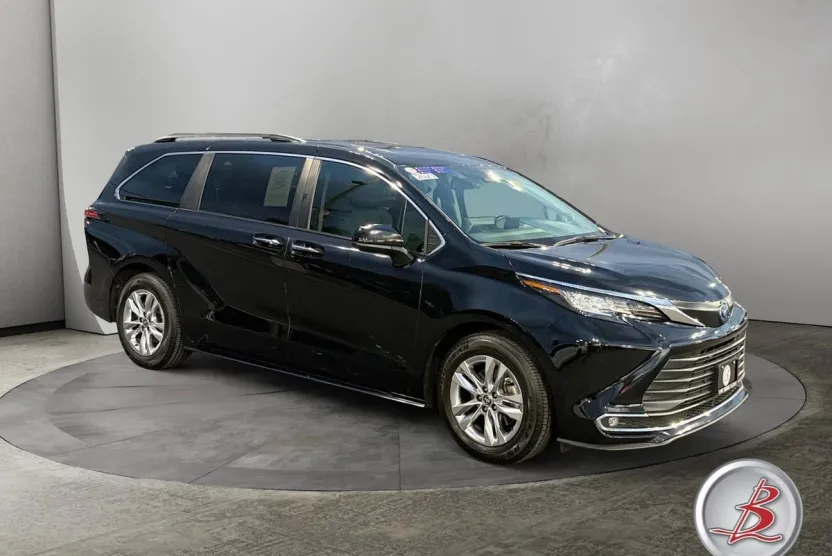 2022 Toyota Sienna XLE photo 1