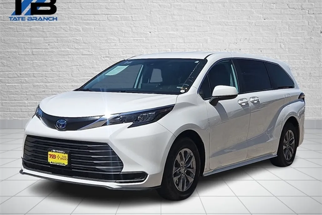 2024 Toyota Sienna LE photo 1