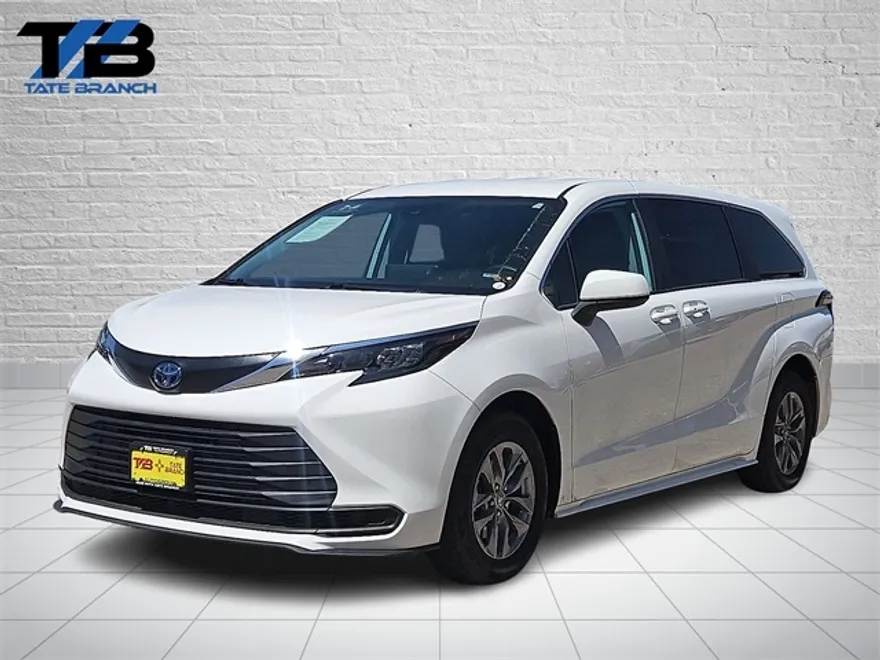 2024 Toyota Sienna LE photo 1
