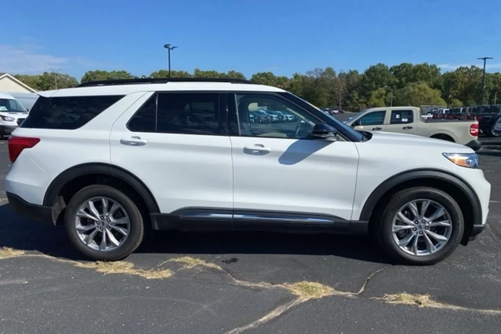 2023 Ford Explorer XLT photo 1
