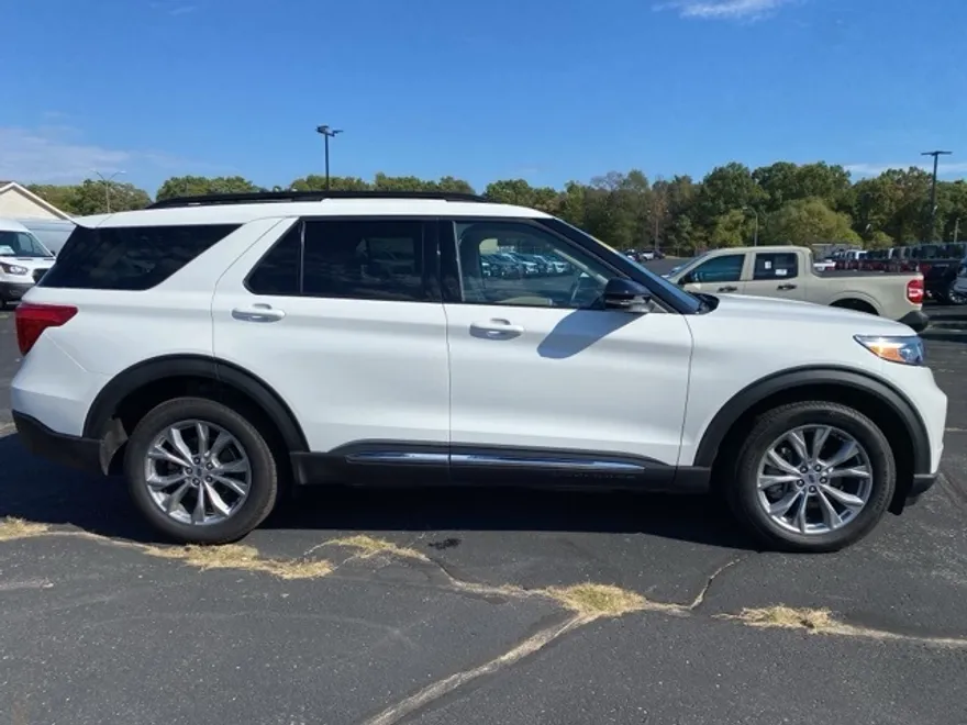 2023 Ford Explorer XLT photo 1