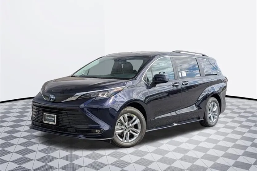 2025 Toyota Sienna XLE photo 1