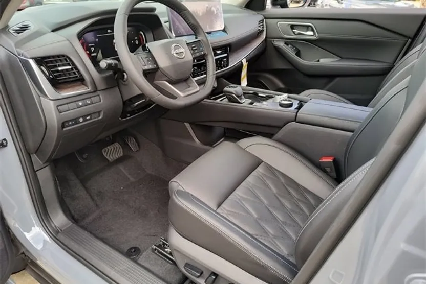 2026 Nissan Rogue Platinum photo 1