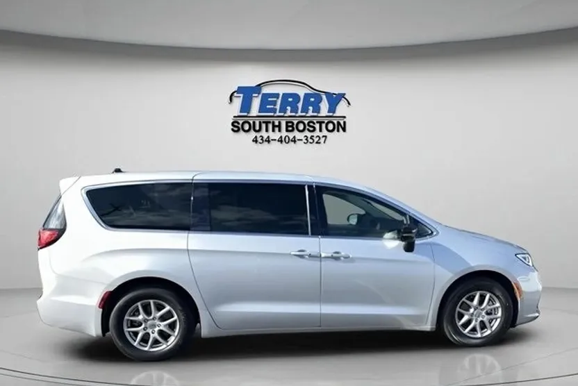 2024 Chrysler Pacifica Touring L photo 1
