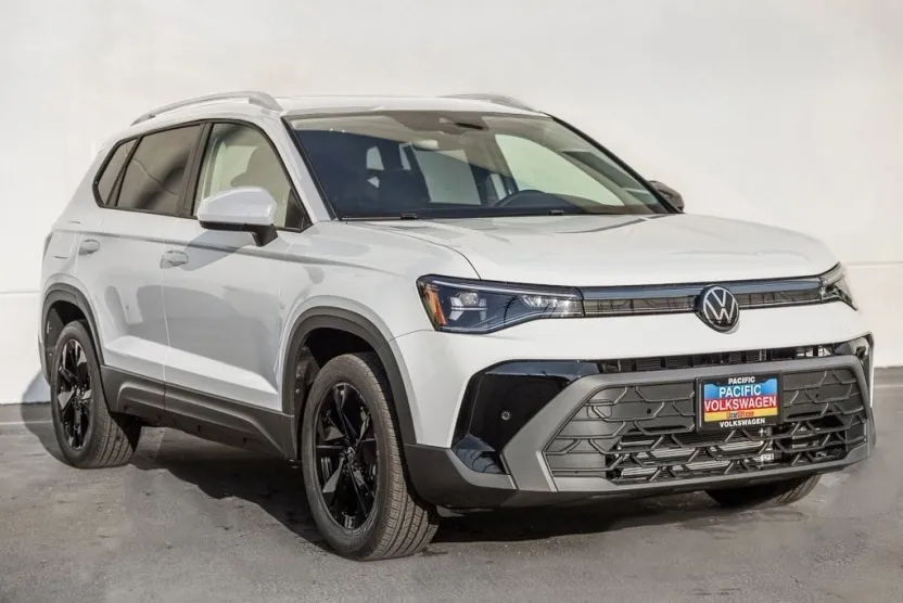 2025 Volkswagen Taos SE photo 1