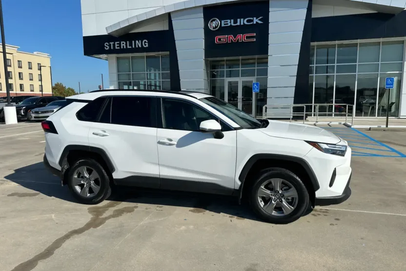 2022 Toyota RAV4 XLE photo 1