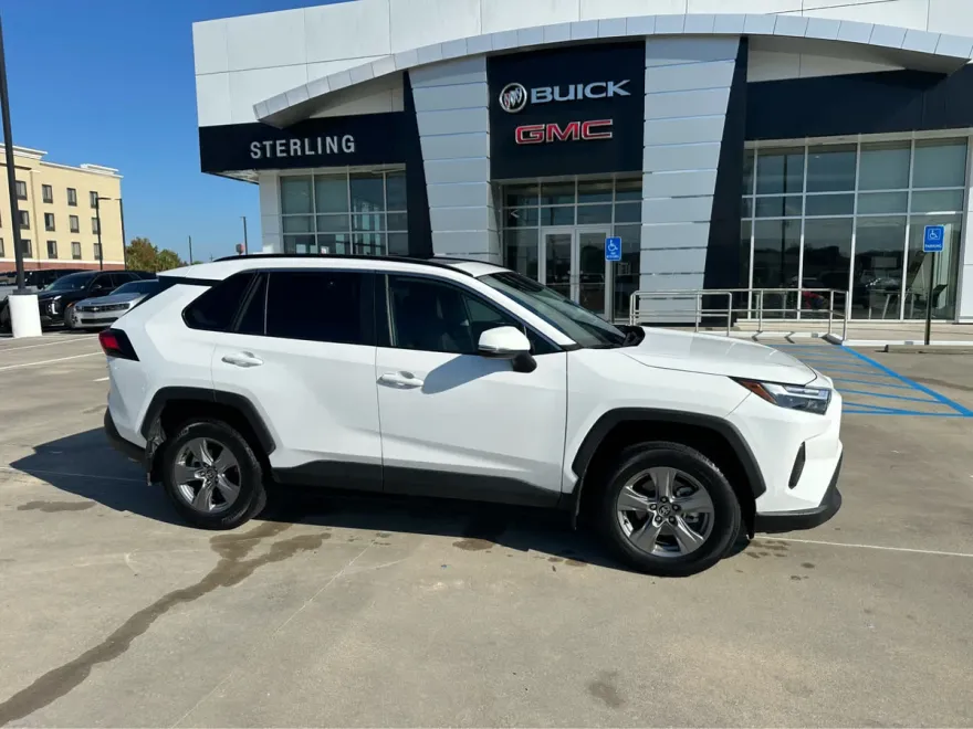 2022 Toyota RAV4 XLE photo 1