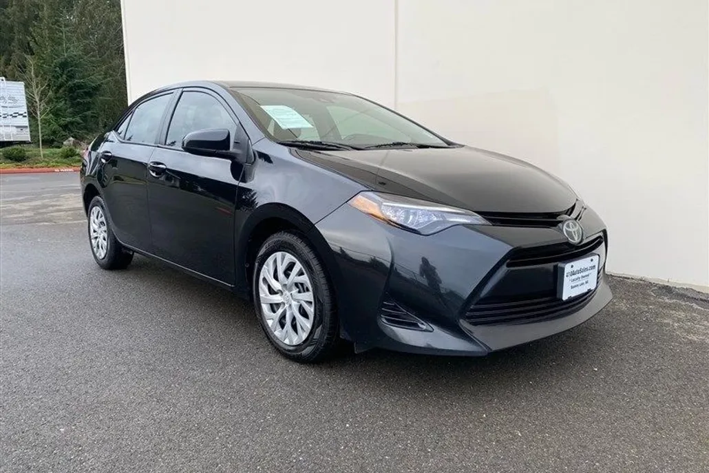 2017 Toyota Corolla LE photo 1