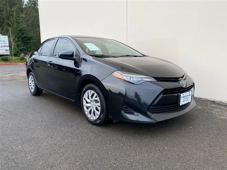 2017 Toyota Corolla LE photo 1