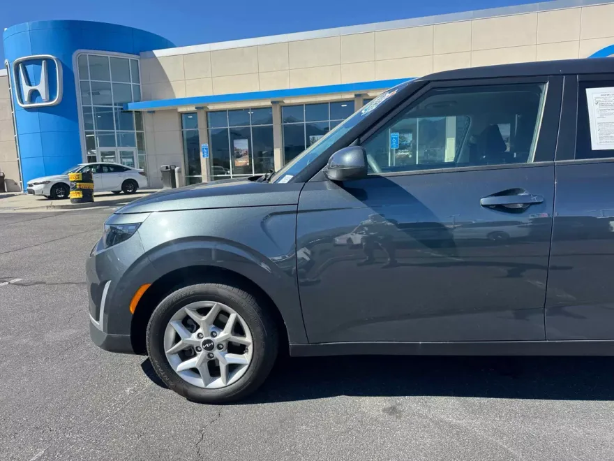 2024 Kia Soul LX photo 1