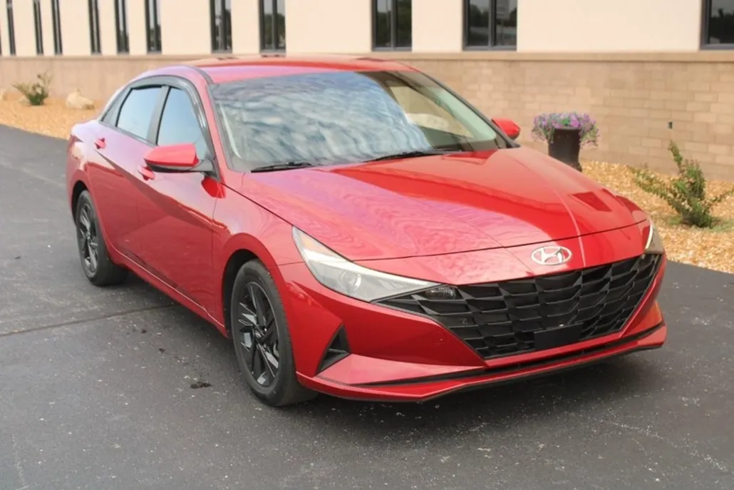 2022 Hyundai Elantra SEL Convenience photo 1