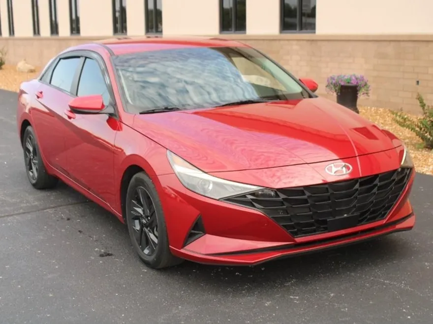 2022 Hyundai Elantra SEL Convenience photo 1