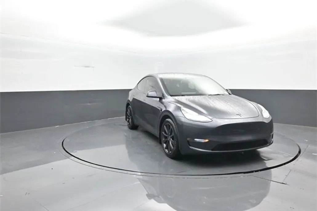 2024 Tesla Model Y Long Range photo 1